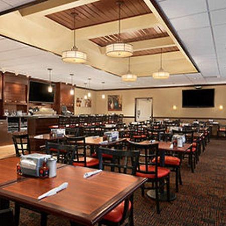 Ramada Burlington Hotel And Conference Center Εξωτερικό φωτογραφία