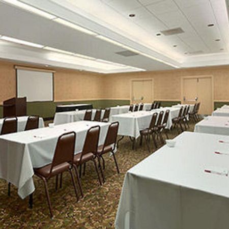 Ramada Burlington Hotel And Conference Center Εξωτερικό φωτογραφία