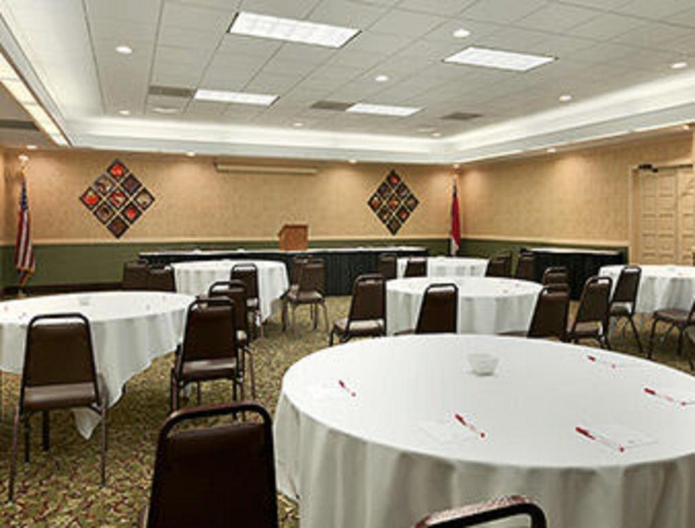 Ramada Burlington Hotel And Conference Center Εξωτερικό φωτογραφία