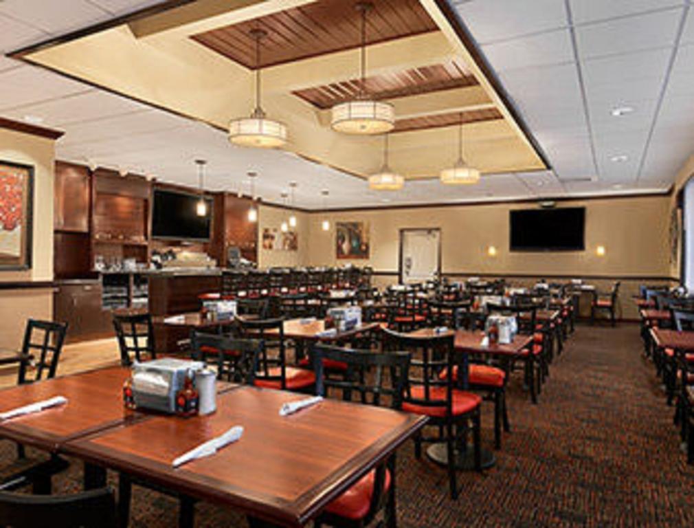 Ramada Burlington Hotel And Conference Center Εξωτερικό φωτογραφία