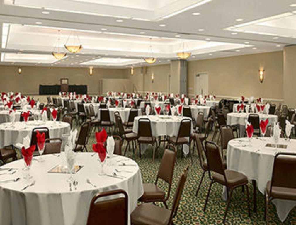 Ramada Burlington Hotel And Conference Center Εξωτερικό φωτογραφία