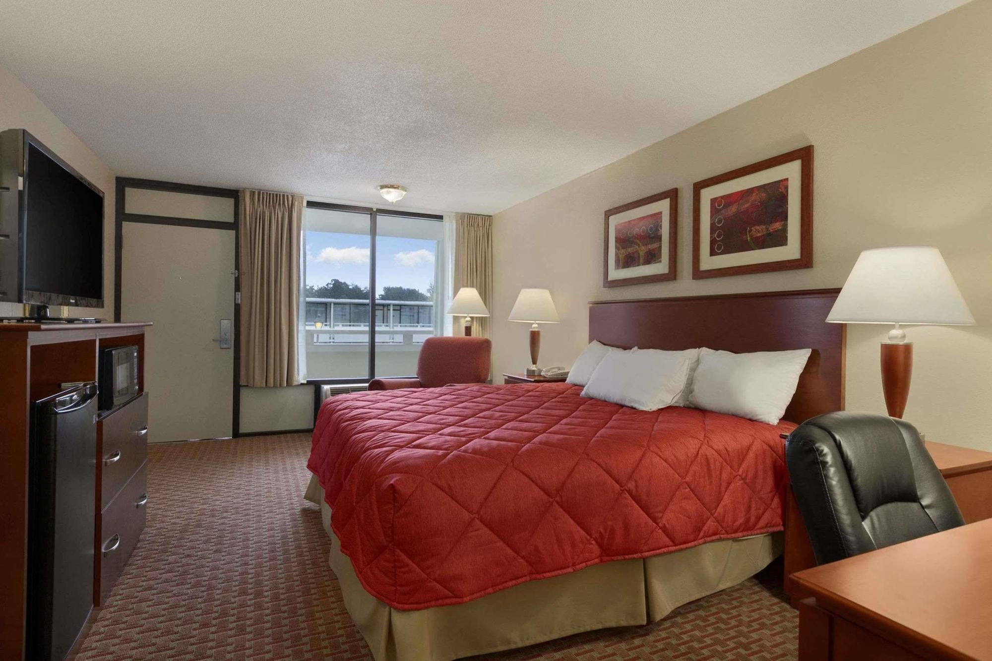 Ramada Burlington Hotel And Conference Center Εξωτερικό φωτογραφία