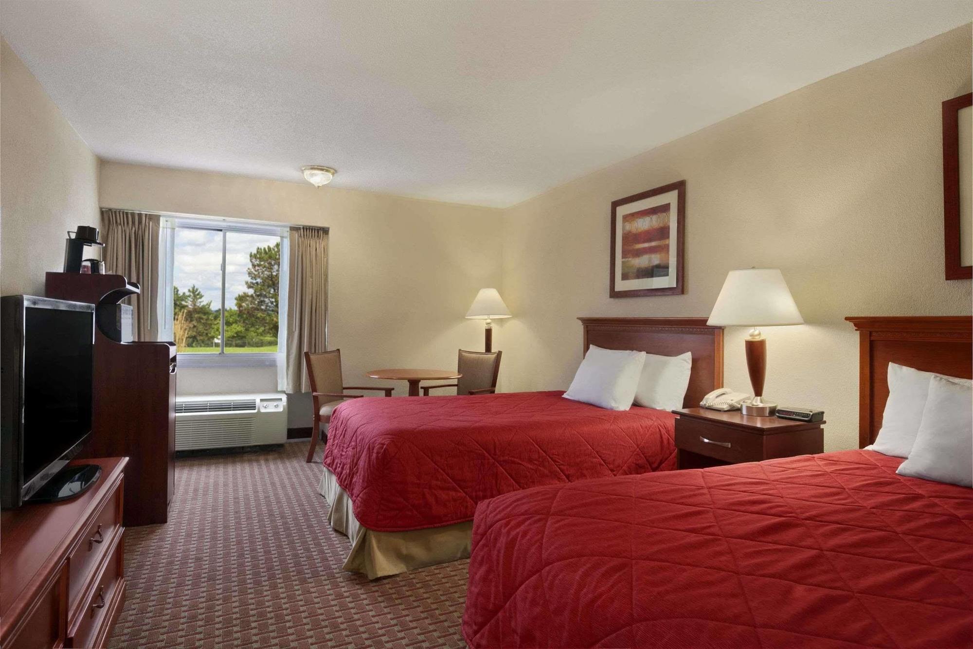 Ramada Burlington Hotel And Conference Center Εξωτερικό φωτογραφία