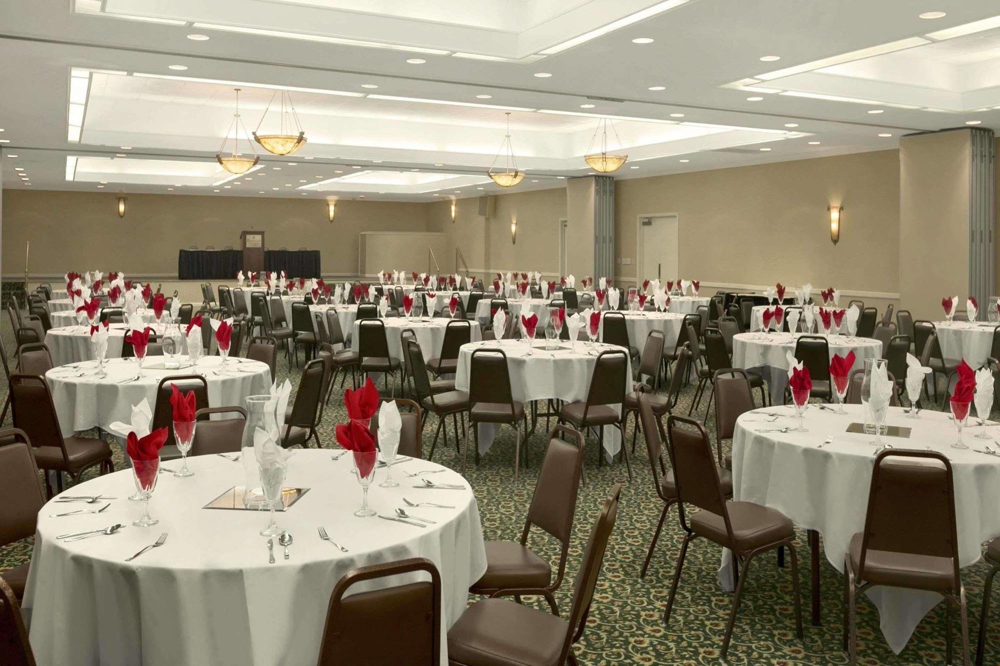Ramada Burlington Hotel And Conference Center Εξωτερικό φωτογραφία