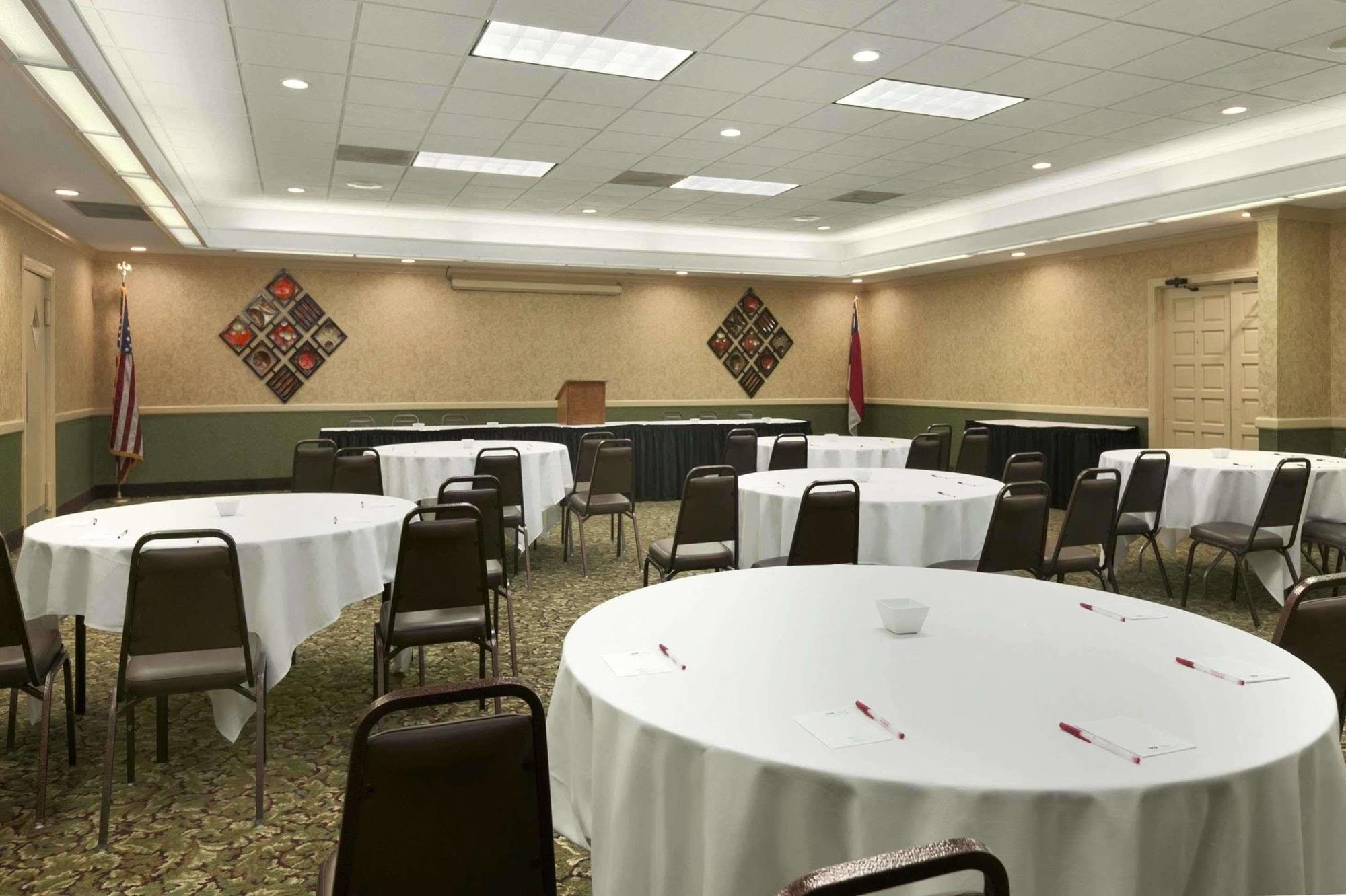 Ramada Burlington Hotel And Conference Center Εξωτερικό φωτογραφία