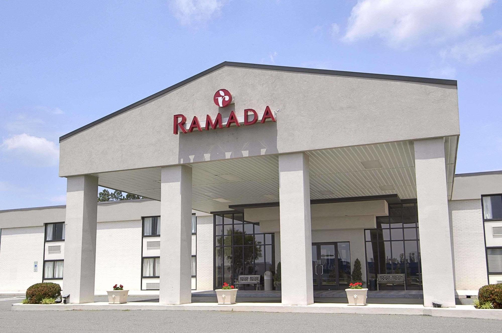 Ramada Burlington Hotel And Conference Center Εξωτερικό φωτογραφία