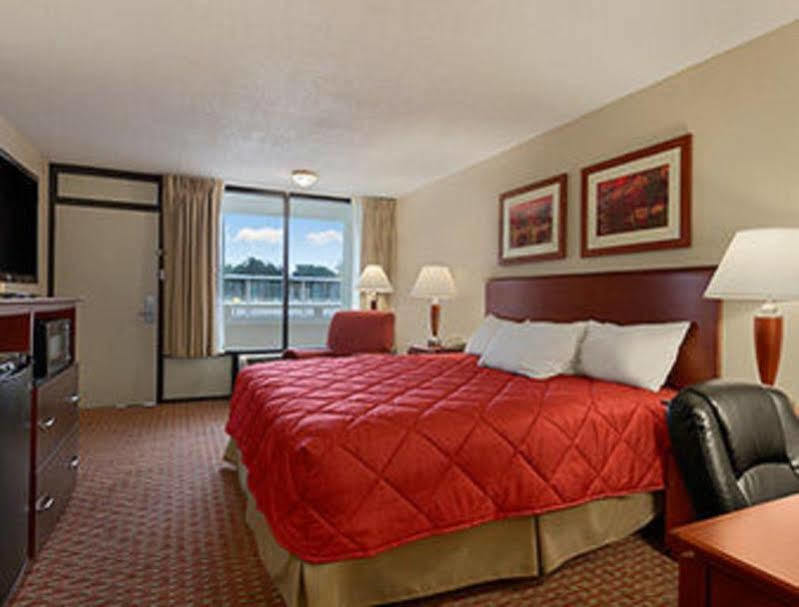 Ramada Burlington Hotel And Conference Center Εξωτερικό φωτογραφία